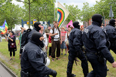 Chor der Bille-Piraten - Polizisten mit Sturmhaube ; Demonstration am 08. Juli gegen G20 in Hamburg.