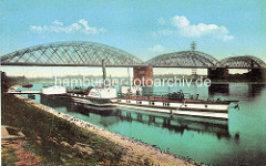 Alte Fotografie von der Dampferanlegestelle und Raddampfer Riesa an der Elbe - Brücke über den Fluss.