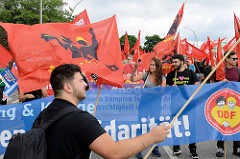 Demonstrationszug am 08. Juli gegen G20 in Hamburg; rote Fahnen.