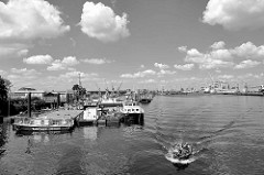 Fotos aus dem Hamburger Hafenbezirk Kleiner Grasbrook - Blick in den Hansahafen, Arbeitsschiffe + Pontons.