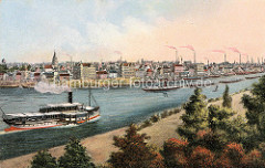 Historisches Panorama der Stadt Riesa an der Elbe - Wohnhäuser und Fabrikschornsteine, Schiffe am Elbufer. Auf der Elbe fährt ein Schleppzug und ein Raddampfer.