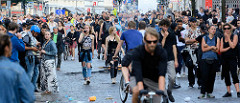 Entspanntes "auf der Straße stehen" bei der Roten Flora im Hamburger Schanzenviertel während der Proteste gegen den G 20 Gipfel.