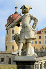 Balustraden Statue / Skulptur am Schloss Moritzburg - Piqueur mit Parforcehorn und Jagdhund; Bildhauer Wolf Ernst Brohn, 1660.