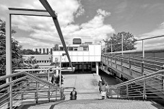 Blick auf den Eingang der Gesamtschule Mümmelmannsberg in Hamburg Billstedt - moderne Architektur der 1970er Jahre.