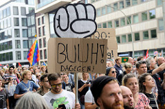 Demonstrationszug am 08. Juli gegen G20 in Hamburg - große Pappfaust, Schild: BUUH! Dagegen!