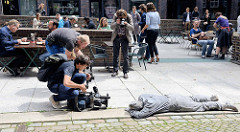GESTALTEN G20-Gipfel Hansestadt Hamburg Kunstaktion Lehm verkrustet Lehmverkrustet Performance Kunstperformance Solidarität Veranstaltung Hamburger Innenstadt "1000 Gestalten"