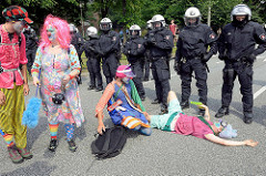 Politische Clowns treiben Schabernack mit den Polizisten, die den Protest  gegen den G 20 Gipfel in Hamburg bewachen sollen.