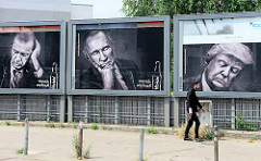 Kola-Werbung mit schlafenden Staatsmännern an der Budapester Straße anlässlich des G20 Gipfels in Hamburg.