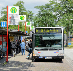 Bushaltestelle an der U-Bahnstation Mümmelmannsberg im Hamburger Stadtteil Billstedt; ein Bus der LInie 12 fährt Richtung S-Allermöhe.