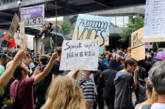 Demonstrationszug am 08. Juli gegen G20 in Hamburg - Prostestplakate, Speak up Hamburg.