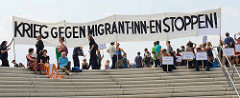 Transparent an der Elbepromenade / Baumwall - Krieg gegen Migrant-inn-en stoppen - Protest in Hamburg gegen G 20.