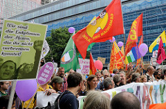 Rote und bunte Fahnen, Plakat: Wir sind die Enkelinnen der Hexen, die ihr nicht verbrennen konntet! Demonstrationszug am 08. Juli gegen G20 in Hamburg.