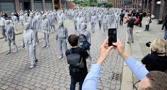 GESTALTEN G20-Gipfel Hansestadt Hamburg Kunstaktion Lehm verkrustet Lehmverkrustet Performance Kunstperformance Solidarität Veranstaltung Hamburger Innenstadt "1000 Gestalten"