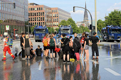 Colour the Red Zone - Protest gegen den G 20 Gipfel in Hamburg, Wasserwerfer der Polizei sind aufgefahren - einige Jugendliche in sommerlicher Kleidung stehen auf der Ludwig Erhard Strasse.