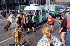 Colour the Red Zone - Protest gegen den G 20 Gipfel in Hamburg; ein Polizeikonvoi fährt rücksichslos schnell durch die Straße + wird von Demonstranten gestoppt.