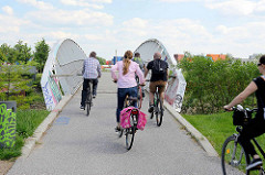 Fussgänger- und Fahrradbrücke über den Äußeren Veringkanal bei der Veringschleuse in Hamburg Wilhelmsburg.