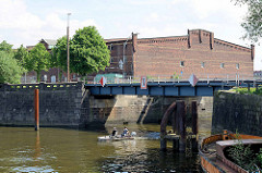 Durchfahrt vom Hansahafen zum Saalehafen - Blick zur Dessauer Strasse u. Lagerhaus G am Dessauer Ufer.