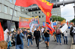 Demonstration am 08. Juli gegen G20 in Hamburg - rote Fahnen, Plakat - Aktiver Widerstand gegen G20.