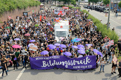 Demonstration Bildungsstreik, Transparent :  Another World is Possible - Jugend Gegen G20 an den Hamburger St. Pauli Landungsbrücken.