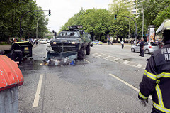 Ein Räumpanzer der Polizei engagiert sich als Müllabfuhr und beseitig kokelnde Müllsäcke von der Holstenstraße in Hamburg Altona - Colour the Red Zone - Protest gegen den G 20 Gipfel.