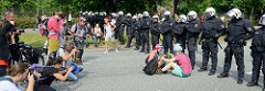Politische Clowns treiben Schabernack mit den Polizisten, die den Protest  gegen den G 20 Gipfel in Hamburg bewachen sollen. Fotografen dokumentieren  die bunte Aktion.