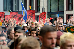 Demonstrationszug am 08. Juli gegen G20 in Hamburg - rote Plakate: Shut down the logistics of Capital.