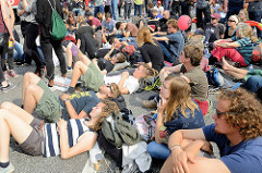 Abschlusskundgebung der Demonstration am 08. Juli gegen G20 in Hamburg - Demonstrant*innen sitzen / liegen auf der Straße.