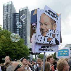Demonstration am 08. Juli gegen G20 in Hamburg; Bild von Scholz, Armes Hamburg - Bla Bla Bla, Seifenblasen.