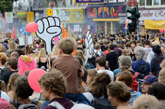 Demonstrationszug am 08. Juli gegen G20 auf der Reeperbahn in Hamburg - selbstgemalte große Fäuste.