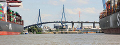 Blick durch den Waltershofer Hafen zur Hamburger Köhlbrandbrücke - Containerlaster stauen sich auf der Brücke.
