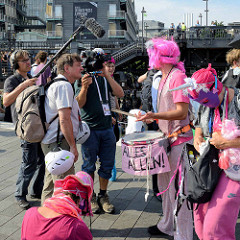 Ein Fernsehsender fängt das bunte Protestbild gegen den G20 in Hamburg ein.
