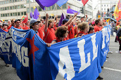 Demonstrationszug am 08. Juli gegen G20 in Hamburg; Demonstrant*innen mit roten T-Shirts, Fahnen / Sprechchor.