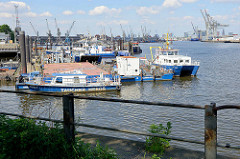 Bilder aus dem Hamburger Hafenbezirk Kleiner Grasbrook - Blick in den Hansahafen, Arbeitsschiffe + Pontons.