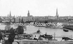Historischer Blick über ein Hafenbecken in Riga - Fähren / Ausflugsschiffe - Lagergebäud; am gegenüber liegenden Flussufer das Panorama der Rigaer Altstadt.