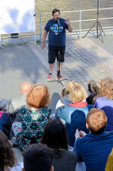 Sommer in der Hamburger Hafencity - Veranstaltung „Wortflut“ Poetry Slam am Störtebeker Ufer, Magdeburger Hafen.