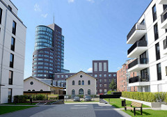 Neubaugebiet auf der Harburger Bahnhofsinsel - Wohnhäuser; Blick zum Schellerdamm und dem Bürohochhaus Channel Tower.