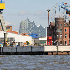 Blick über das Werftgelände von Blohm & Voss zur Hamburger Elbphilharmonie.