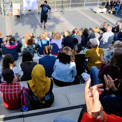 Sommer in der Hamburger Hafencity - Veranstaltung „Wortflut“ Poetry Slam am Störtebeker Ufer, Magdeburger Hafen.