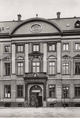 Polizeiwache 1 mit Polizist am Eingang am Stadthaus Neuer Wall in der Hamburger Innenstadt - das Stadthaus / Görtz Palais wurde 1710 vom Architekten Johannes Nicolaus Kuhn für den Gesandten von Schleswig-Holstein-Gottorf und Minister Georg Görtz.