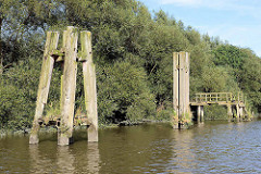 Holzdalben und hölzerne Wassertreppe am Prager Ufer im Moldauhafen, Hansestadt Hamburg.