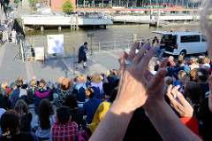 Sommer in der Hamburger Hafencity - Veranstaltung „Wortflut“ Poetry Slam am Störtebeker Ufer, Magdeburger Hafen.