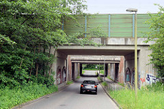 Enge Bahnunterführung in Hamburg Rönneburg - Vorderkamp / Kanzlershof.