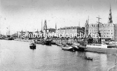 Historische Hafenszene am Ufer der Düna in Riga; Dampfer und Segelschiffe liegen am Kai - Kirchturm der Petrikirche und vom Rigaer Dom.