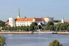 Blick über die Düna zum Rigaer Schloss; Baubeginn  als Festung für den livländischen Orden 1330; Umbau zum Sitz der Provinzregierung im 19. Jahrhundert - heute Sitz der lettischen Präsidenten.