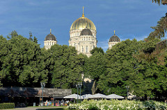 Goldene Kuppeln der Geburtskathedrale in der lettischen Hauptstadt Riga (Rīgas Kristus Piedzimšanas pareizticīgo katedrāle) der Russisch-Orthodoxen Kirche; erbaut 1883 im neobyzantinischen Stil- Architekt Robert Pflug.