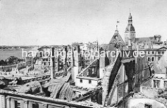 Blick auf das von den deutschen Truppen zerstörte Riga; im Hintergrund die Daugava / Düna.