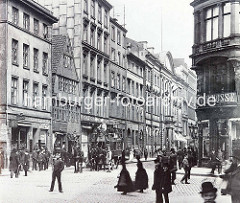 Blick vom Graskeller in den Neuen Wall um 1886; Passanten und Pferdefuhrwerk mit Fahrgästen - historische Bilder aus der Hamburger Neustadt.