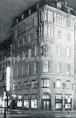 Mehrstöckiges Geschäftsgebäude mit Stuckdekor auf der Fassade - Neuer Wall, Ecke Jungfernstieg; Hamburger Neustadt.