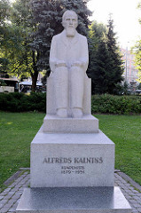 Denkmal für den Komponisten Alfreds Kalnins in Riga.