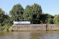 Kaimauer / Eisentreppe und altes blaues Hafenschild mit Namen des Hafenbeckens Moldauhafen im Hamburger Hafen